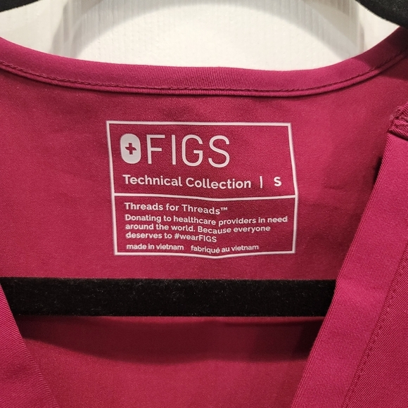 Small Figs Scrub Top Tech Collection Casma Three-Pocket Raspberry - Picture 7 of 11